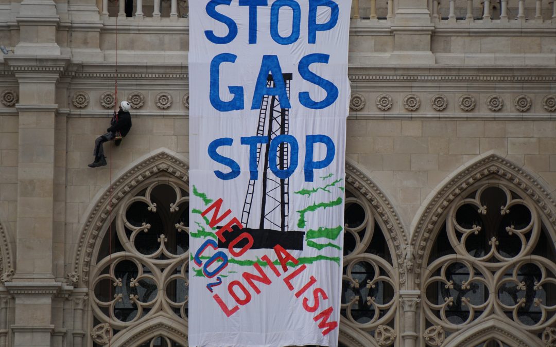 Gaskonferenz: Riesen-Transparent gegen Gasindustrie an Wiener Rathaus angebracht